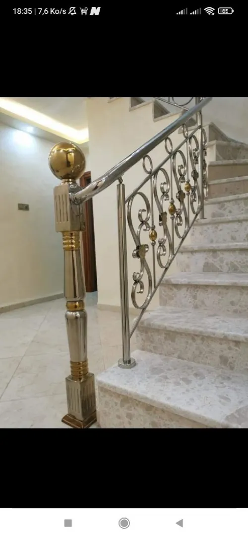 RAMPES D'ESCALIER EN INOX ET CADRE-CORPS INOX  ET EN VERRE