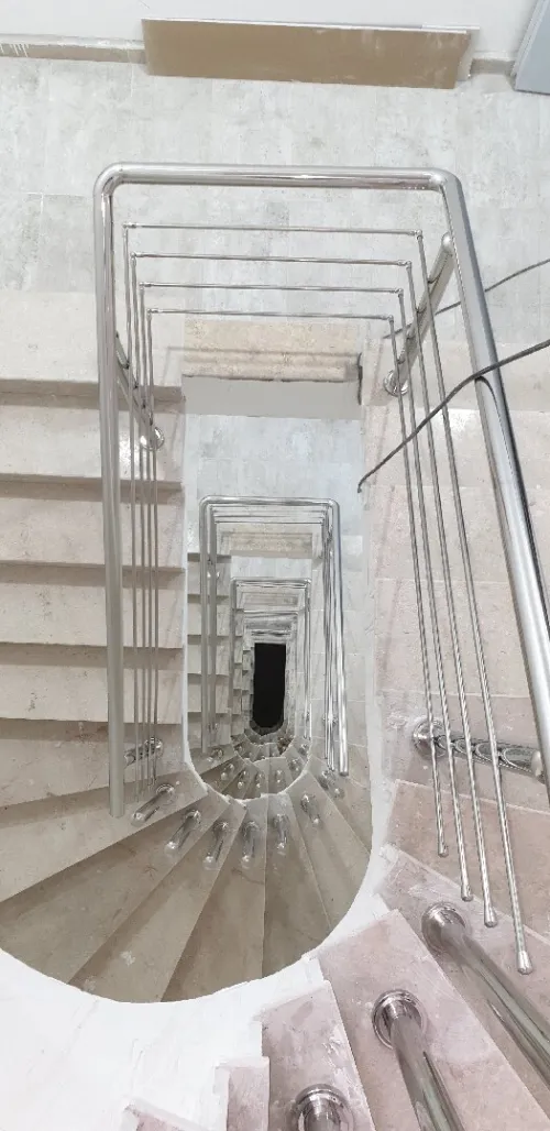 RAMPES D'ESCALIER EN INOX ET CADRE-CORPS INOX  ET EN VERRE