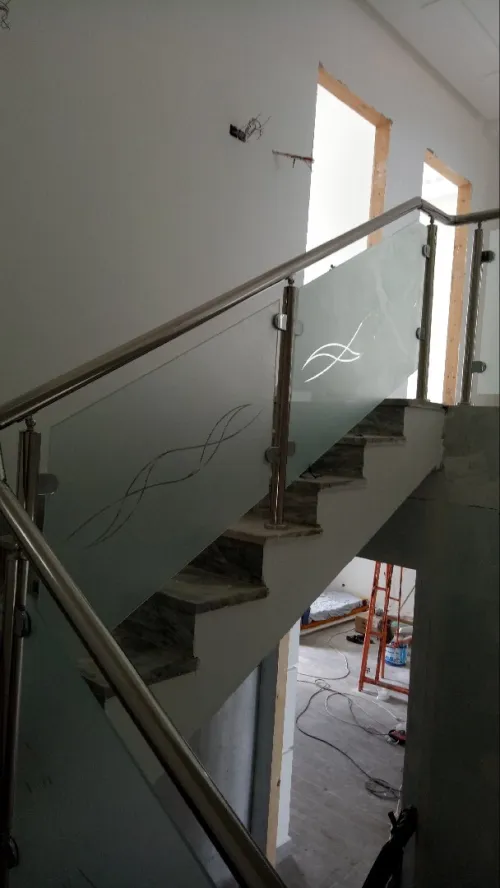 RAMPES D'ESCALIER EN INOX ET CADRE-CORPS INOX  ET EN VERRE