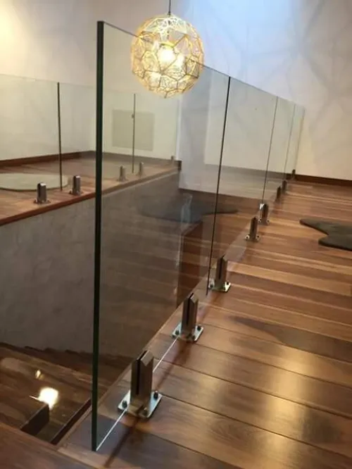 RAMPES D'ESCALIER EN INOX ET VERRE 