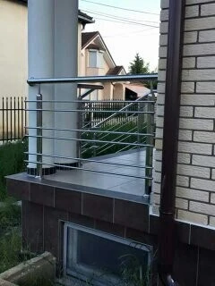 RAMPES D'ESCALIER EN INOX ET CADRE-CORPS INOX  ET EN VERRE