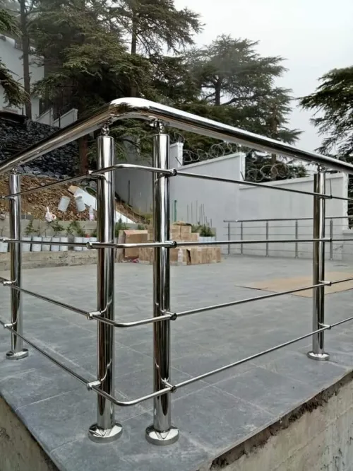 RAMPES D'ESCALIER EN INOX ET CADRE-CORPS INOX  ET EN VERRE