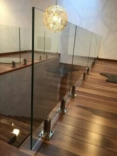 RAMPES D'ESCALIER EN INOX ET CADRE-CORPS INOX  ET EN VERRE