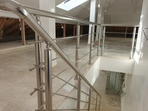 RAMPES D'ESCALIER EN INOX ET VERRE