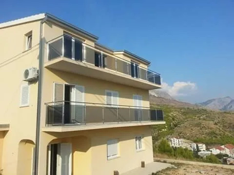 RAMPES D'ESCALIER EN INOX ET VERRE 