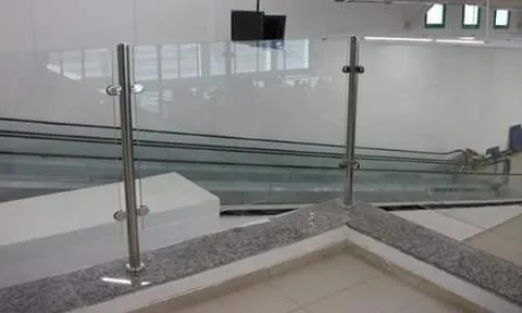 RAMPES D'ESCALIER EN INOX ET CADRE-CORPS INOX  ET EN VERRE
