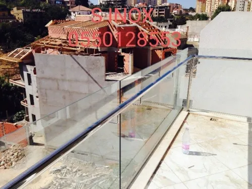 RAMPES D'ESCALIER EN INOX ET VERRE 