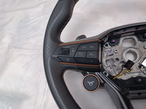 Volant Cupra et visière rétroviseur latéral