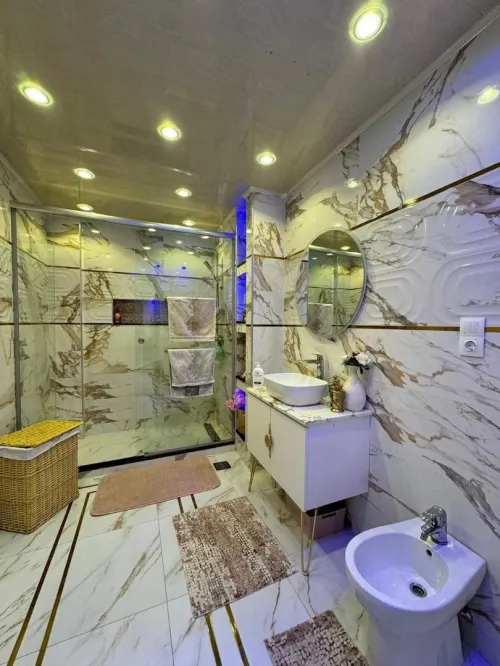 Un maçon qualifié spécialisé en douche et sanitaire