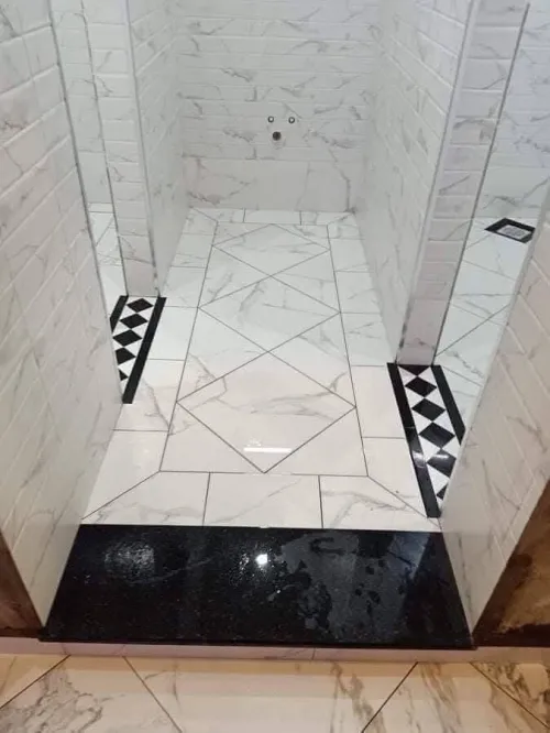 Un maçon qualifié spécialisé en douche et sanitaire