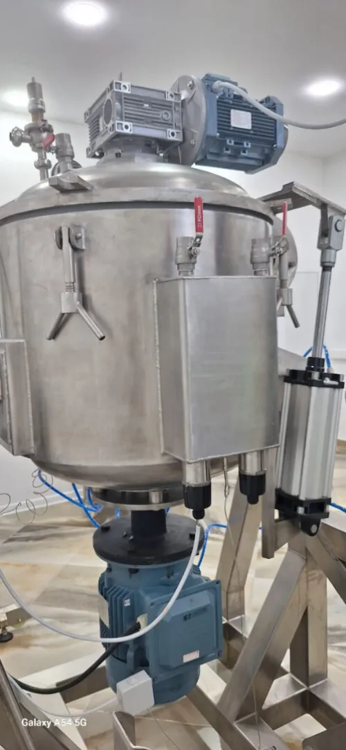 Malaxeur Triple parois avec racleur, agitateur et trax :