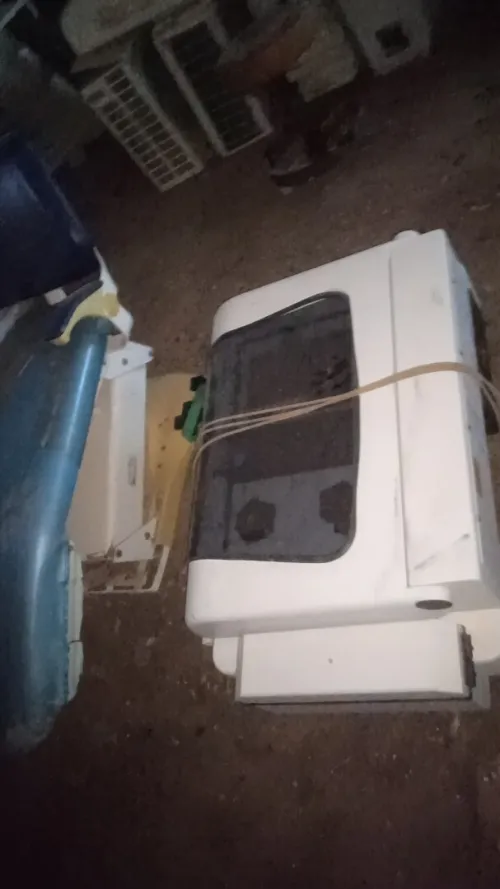 Lot affaire طاولات - كراسي - معدات طبية - ...
