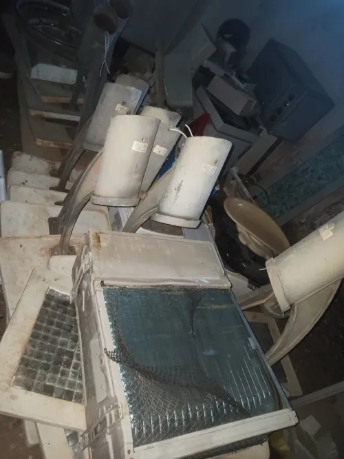 Lot affaire طاولات - كراسي - معدات طبية - ...