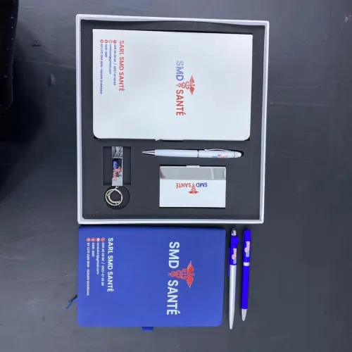 Cadeaux pou fin d'année : bloc note stylo calendrier porte carte clé usb ....