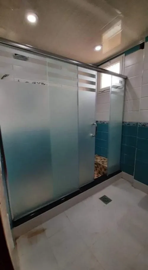 Cabine de douche et vitrines en verre trempé 