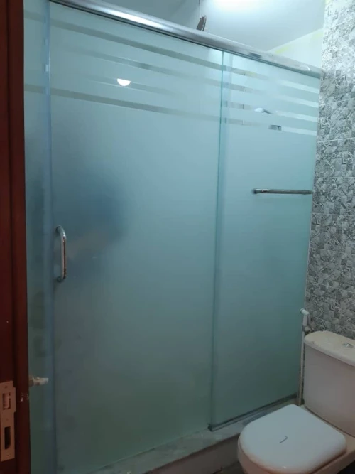 Cabine de douche et vitrines en verre trempé 