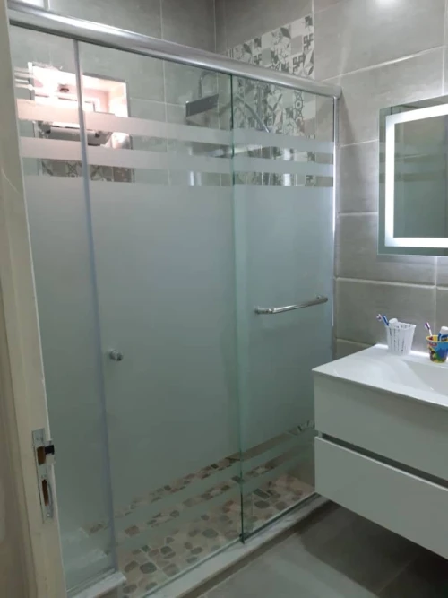 Cabine de douche et vitrines en verre trempé 