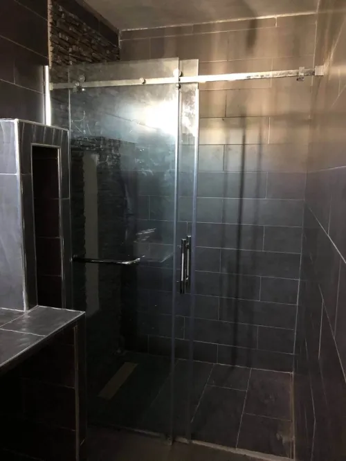 Cabine de douche et vitrines en verre trempé 