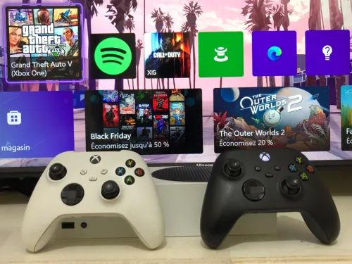 Xbox sereis s  etat 10/10 jamais tefteh Très bon état avec deux manette originale cable hdmi