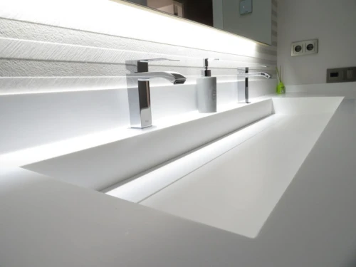 Lavabo grand vasque double robinet en CORIAN sur mesure