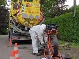 Camion vidange déboucher regarde toilette
