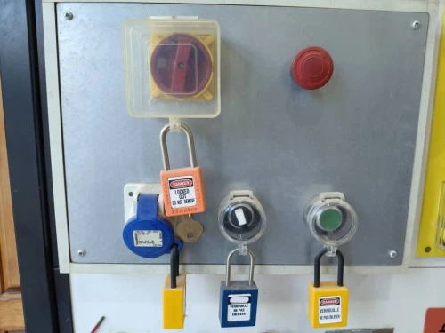 Consignation et verrouillage électrique TAG OUT LUCK OUT