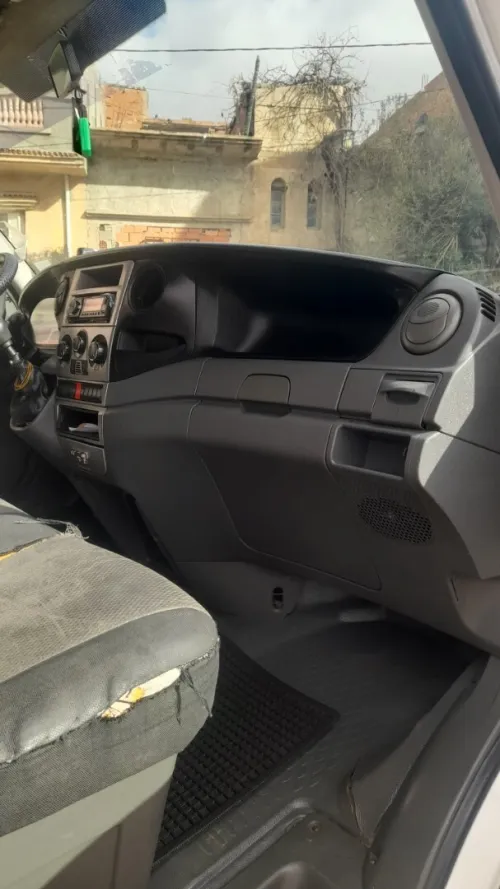 Location fourgon sans chauffeur Iveco équiper caisse conteneur