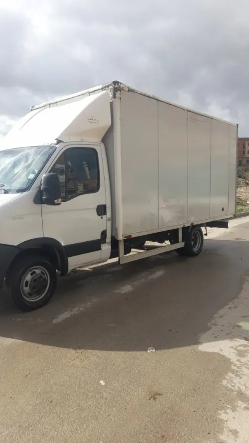 Location fourgon sans chauffeur Iveco équiper caisse conteneur