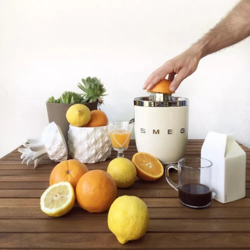 Presse Agrumes Électrique SMEG 70W - Bec Anti-goutte et Cône Universel - Esthétique Années 50 Créme