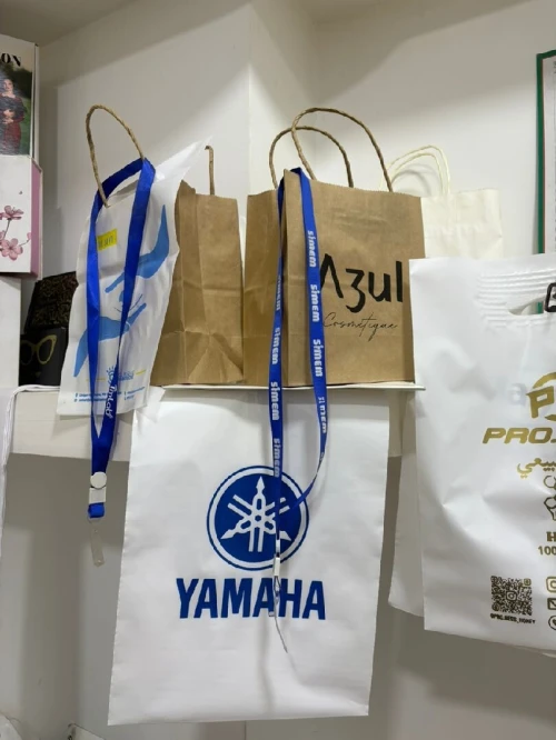 des sacs de shopping personalisés (sac en plastique, tnt , en carton ou en tissu )