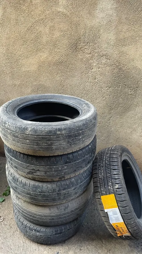 Les pneus et les pièces 