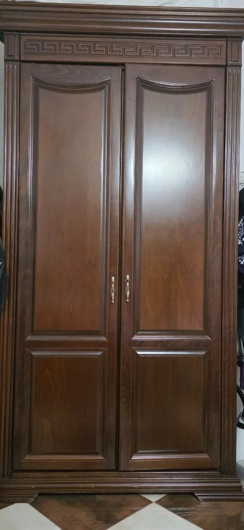 Chambres à coucher en hêtre plus armoire deux portes en hêtre en tres bonne état en très bonne etat