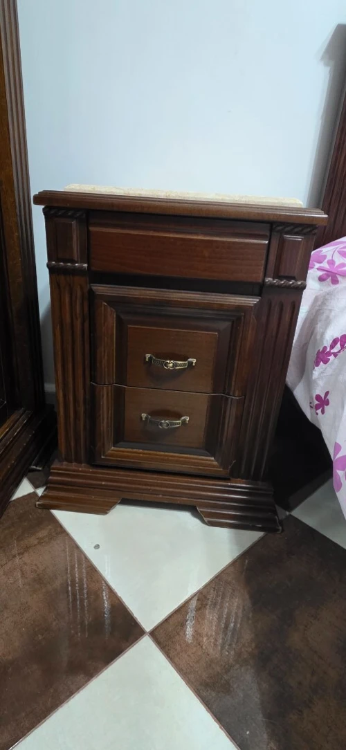 Chambres à coucher en hêtre plus armoire deux portes en hêtre en tres bonne état en très bonne etat