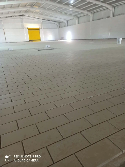 Pose de carreaux anti acides et anti bactéries dans les usines et les entrepôts
