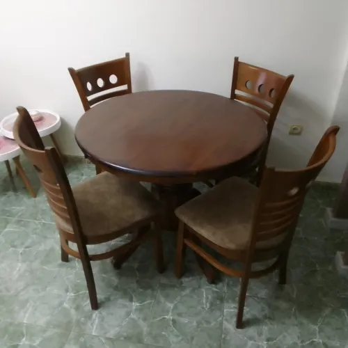 Table avec 4 chaises 