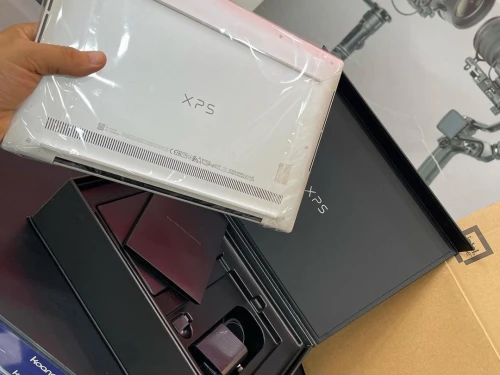 DELL XPS 9310  Intel Core i7-1195G7 12 Mo de cache, 5.00 GHz 16GO 512GB SSD 13" 4K UHD+ TACTILE  
