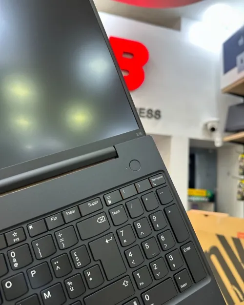 LENOVO THINKPAD E16 Gen1 Intel Core i7-13700H 24 Mo de cache, 24 Mo  5 GHz 16GB 512GB SSD 16 WUXGA