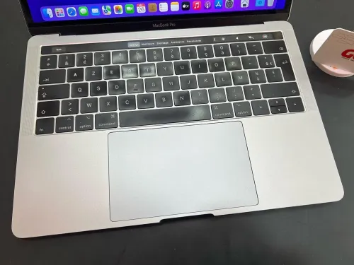 MACBOOK PRO Touchbar 13" 2017 Intel Core i5-7267U 4 Mo de cache, jusqu'à 3,50 GHz  8GB  256GB SSD