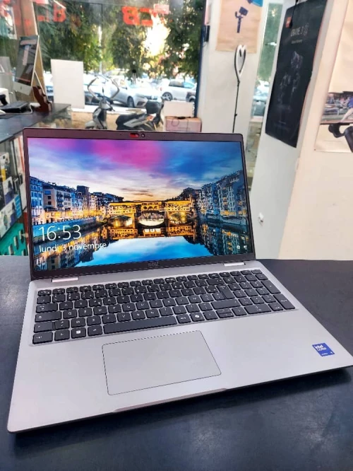 DELL LATITUDE 5550 Ultra 5 135U, RAM 16GB DDR5 256GB SSD NVMe M.2 ECRAN 15.6" FHD + Intel Graphics