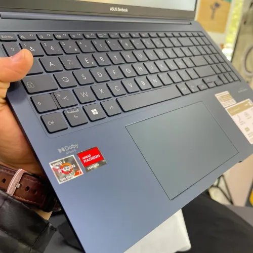 ASUS ZENBOOK UM3504D AMD Ryzen 7 7735U  8-cœurs 16- threads  32GB 1TB SSD 15.6 FULL HD