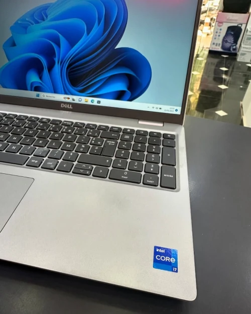 DELL PRECISION 3581 Intel Core i7-13700H 24 Mo de cache, jusqu à 5 GHz 32GB  1TB SSD 15.6 FHD  