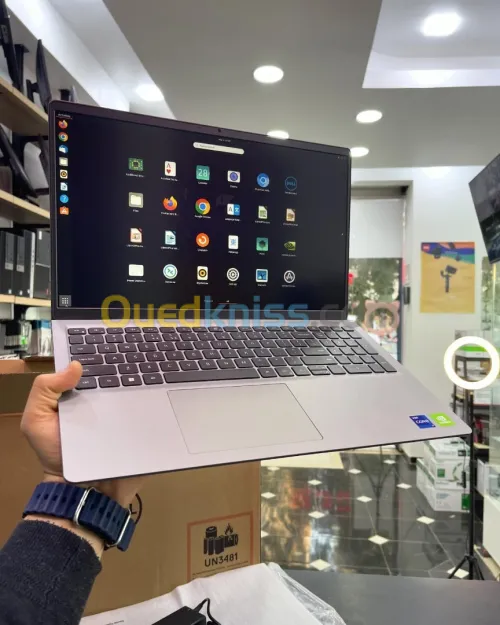 DELL VOSTRO 3520 Intel Core i7-1255U 12 Mo . à 4,70 GHz 8GB 512GB SSD  15.6 FULL HD 120Hz  MX550