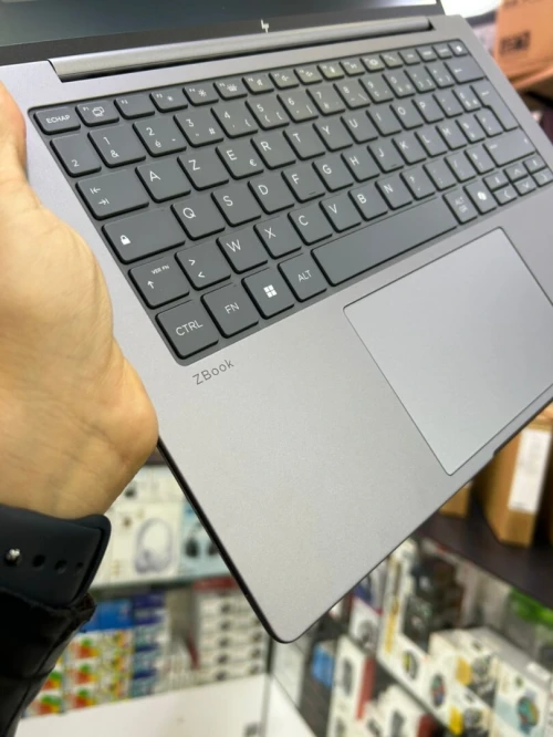 HP ZBOOK 8 G1AH 14 AMD Ryzen 5 PRO 230 6 Coeurs 12 Threads 16M Cash Jusqu à 4.9 GHz AMD Radeon 760M RAM 16GB DDR5 512GB SSD Ecran WUXGA14