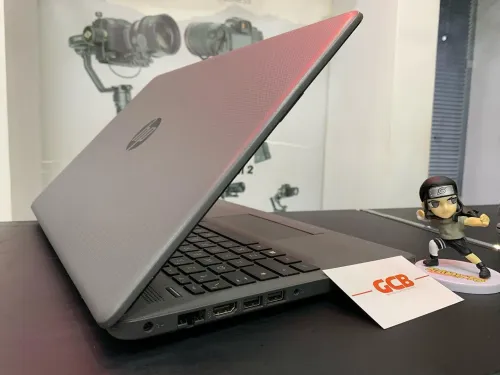 HP 250 G7 Processeur Intel Core i3-7020U 3 Mo de cache, 2,30 GHz 4GB 500GB HDD 15.6"