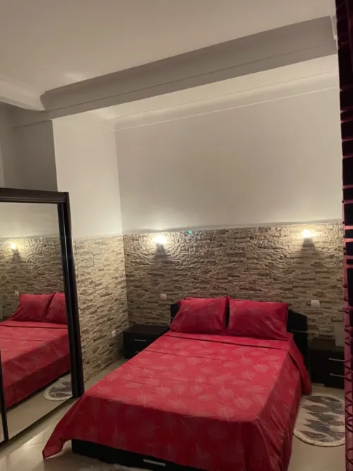 Chambre à coucher lit + matelas + armoire + 2 tables de nuits + commode avec tiroir 