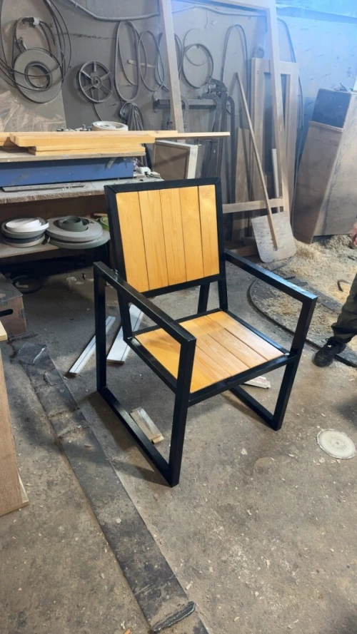 Chaise et table dar l'art alger