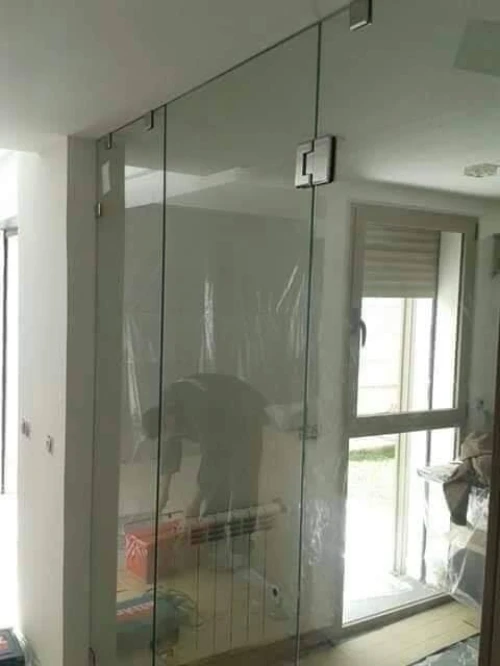Porte vitrine et séparation en verre 