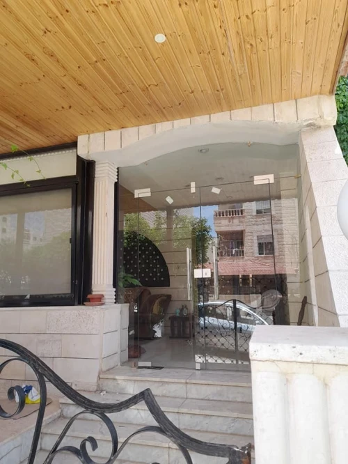 Porte vitrine et séparation en verre 