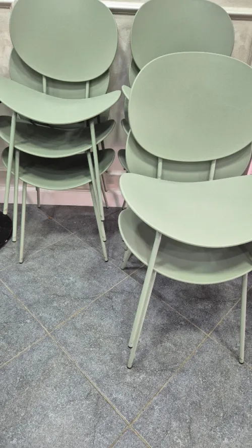 6 tables + 15 chaises, peu utilisées