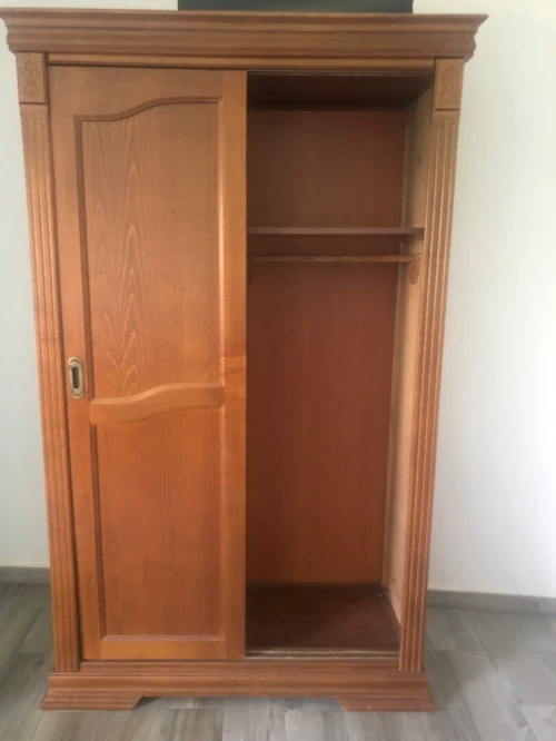 Armoire en bois avec porte coulissante